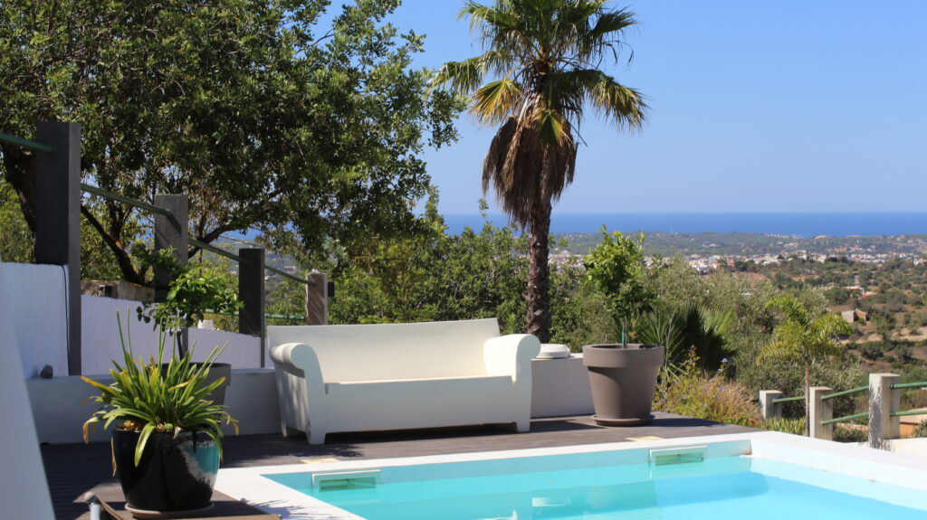 Uitzicht vanaf het zwembad bij vakantieverblijf Algarve