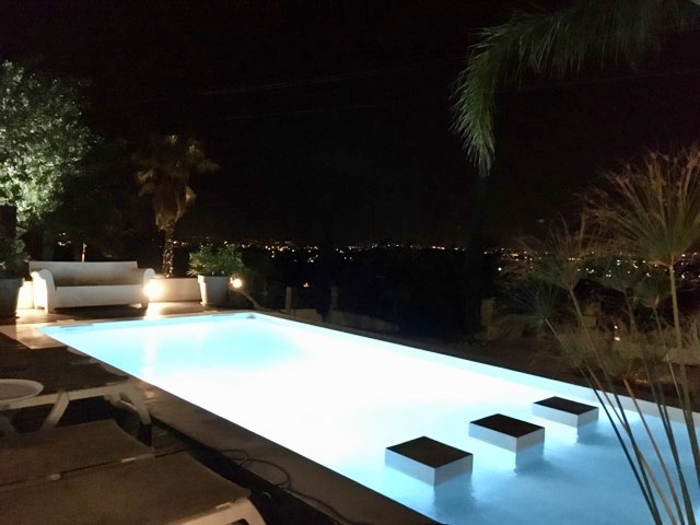 Het uitzicht bij avond vanaf het zwembad is bijna nog mooier dan overdag