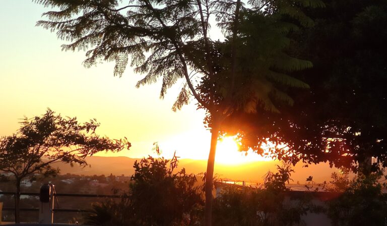 De zonsondergang vanaf het terras van Bela Vista.