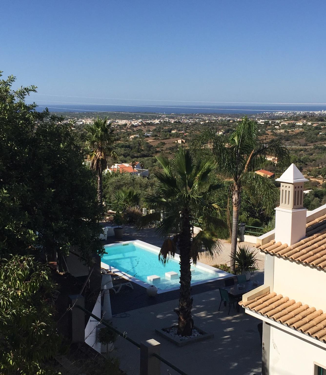 Het uitzicht over het dal en op zee laat zien hoe vrij gelegen vakantieverblijf Algarve ligt.