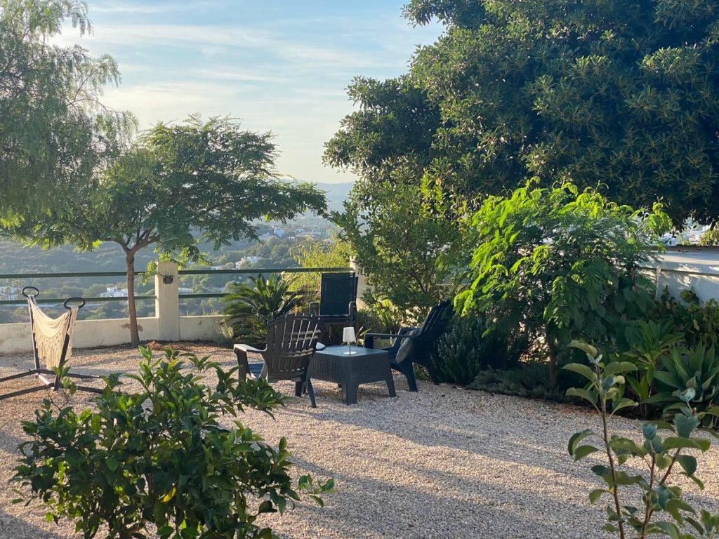 Het heerlijke zitje met prachtig uitzicht over het dal en de zee van appartement Bela Vista van Vakantieverblijf Algarve