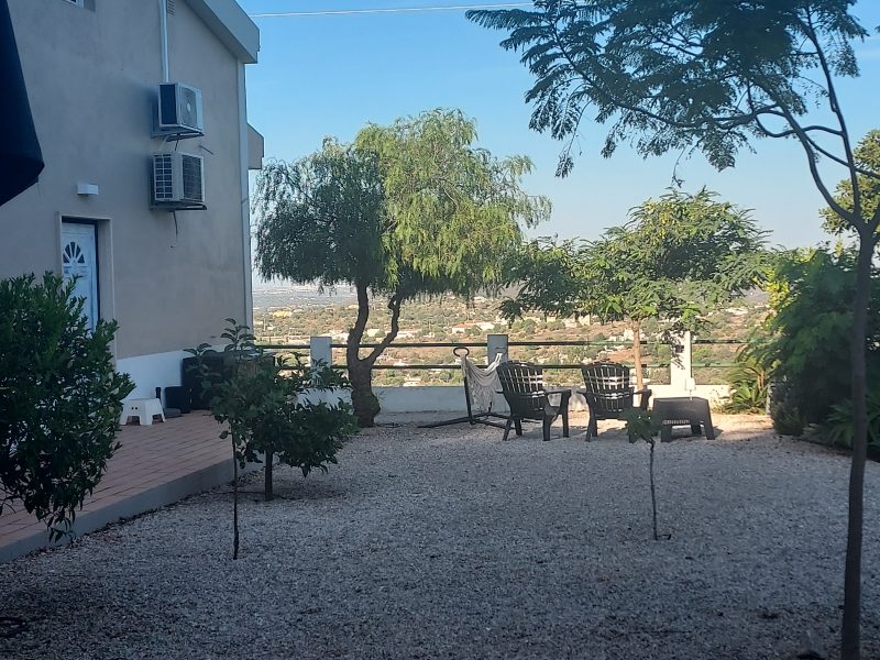 Zijaanzicht van appartement Bela Vista met een zitje met uitzicht bij Vakantieverblijf Algarve