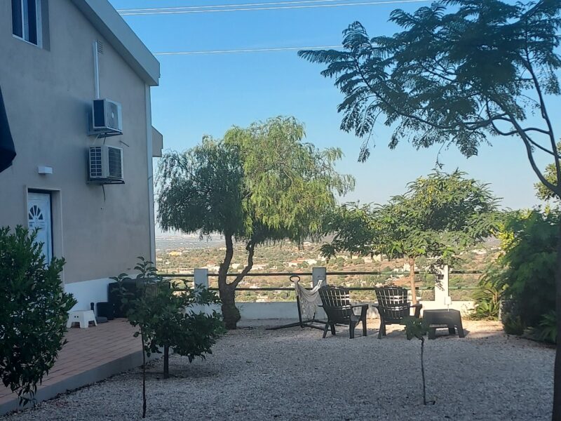 Zijaanzicht van appartement Bela Vista met een zitje met uitzicht bij Vakantieverblijf Algarve